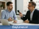 Twee mannen voeren een financieel interview in een kantoor, met documenten en laptop op tafel. Onderaan staat een blauwe balk met het logo EasyLenen.nl.